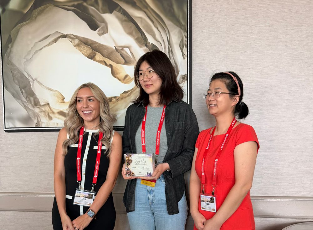 Qiyao Peng receiving the AEJMC Mass Communication & Society Division Student Research Award in New Orleans